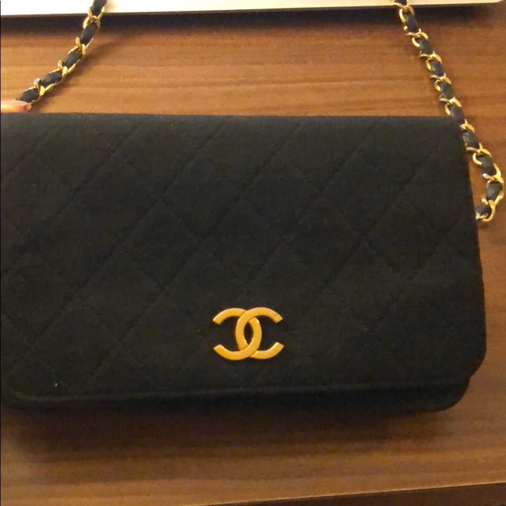 Authentic Chanel corss body bag( quilted)